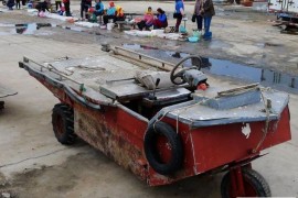 渔夫竟然自己发明了海陆两栖三轮摩托车