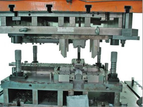 冲压模具设计经验谈（图文教程）,安装在冲床上的冲压模具,模具设计,冲压,教程,第6张