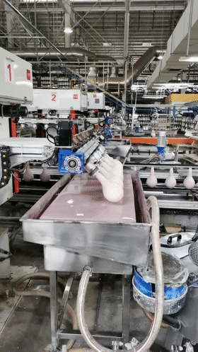 马桶堵了如何吸出来？34个机械原理、设计动画来了1、马桶疏通器原理：2、高频变压器绕组自动化生产：3、伺服电缸高负载、大推力、高精度、易维护，应用广泛：4、小型土豆收获机：5、郎酒瓶子制作工艺：6、陶瓷杯自动化生产：7、液压奶酪切割机：8、自动化摊煎饼：9、蔬菜丸子制作过程：10、自动化包子机：11、万能清扫器：12、快速部署战场铁丝网防御线：13、手持式自动螺丝机：14、自由弯管机：15、滚动式捡果器：16、铜管折弯过程，谁知道为什么不瘪：17、自动化攻丝机：18、45度管接头滚牙：19、食品,马桶堵了如何吸出来？34个机械原理、设计动画来了，直观易懂,第5张