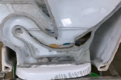 马桶堵了如何吸出来？34个机械原理、设计动画来了1、马桶疏通器原理：2、高频变压器绕组自动化生产：3、伺服电缸高负载、大推力、高精度、易维护，应用广泛：4、小型土豆收获机：5、郎酒瓶子制作工艺：6、陶瓷杯自动化生产：7、液压奶酪切割机：8、自动化摊煎饼：9、蔬菜丸子制作过程：10、自动化包子机：11、万能清扫器：12、快速部署战场铁丝网防御线：13、手持式自动螺丝机：14、自由弯管机：15、滚动式捡果器：16、铜管折弯过程，谁知道为什么不瘪：17、自动化攻丝机：18、45度管接头滚牙：19、食品,马桶堵了如何吸出来？34个机械原理、设计动画来了，直观易懂,第1张