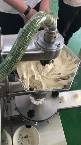 马桶堵了如何吸出来？34个机械原理、设计动画来了1、马桶疏通器原理：2、高频变压器绕组自动化生产：3、伺服电缸高负载、大推力、高精度、易维护，应用广泛：4、小型土豆收获机：5、郎酒瓶子制作工艺：6、陶瓷杯自动化生产：7、液压奶酪切割机：8、自动化摊煎饼：9、蔬菜丸子制作过程：10、自动化包子机：11、万能清扫器：12、快速部署战场铁丝网防御线：13、手持式自动螺丝机：14、自由弯管机：15、滚动式捡果器：16、铜管折弯过程，谁知道为什么不瘪：17、自动化攻丝机：18、45度管接头滚牙：19、食品,马桶堵了如何吸出来？34个机械原理、设计动画来了，直观易懂,第10张