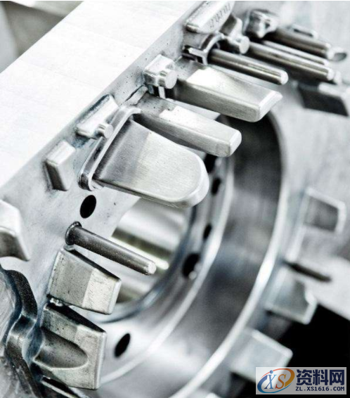 机械设计中怎样才能减少模具加工的缺陷？一起来学习合理选择和修整砂轮合理使用冷却润滑液将热处理后的淬火应力降低到最低限度消除磨削应力也可将模具在260~315℃盐浴中浸1.5 min，然后在30℃油中冷却，这样硬度可下降1HRC，残留应力降低40%~65% 。对于尺寸公差在0.01 mm以内的精密模具的精密磨削要注意环境温度的影响采用电解磨削加工，改善模具制造精度和表面质量合理选择磨削用量,机械设计中如何减少模具加工的缺陷？来看看这七种实用技巧,磨削,砂轮,工件,冷却,应力,第1张