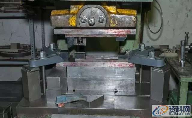 冲压模具设计影响量产结构问题：断螺丝、拉伸破裂、不脱料的解决方案 ...,汽车冲压模具设计团队,拉伸,模具设计,冲压,螺丝,第1张